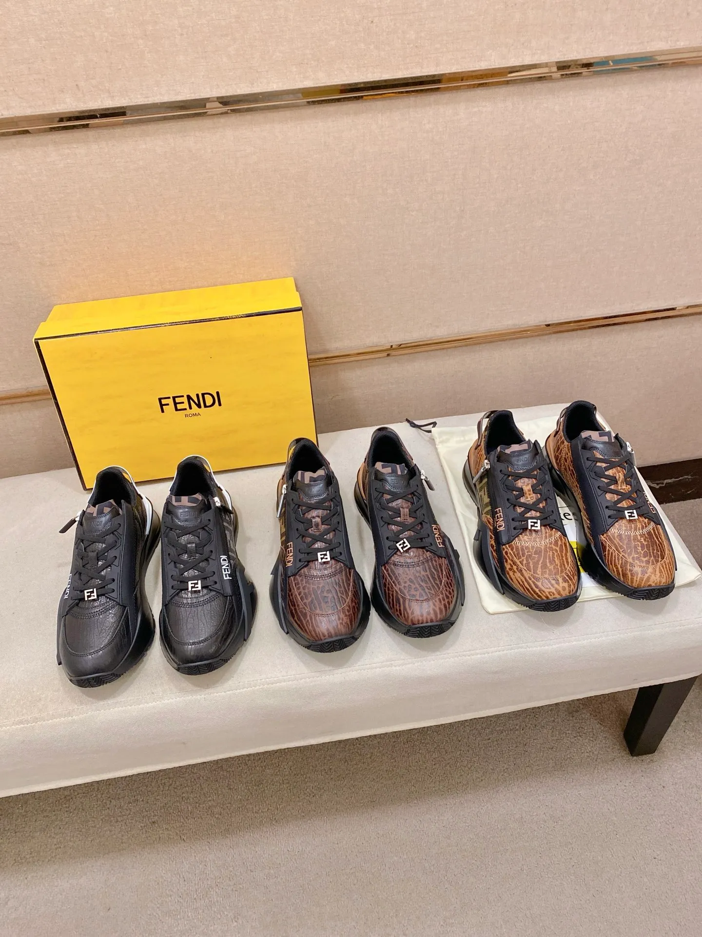 Factory price: 620💰(high version) [Fendi] Fendi’s latest casual shoes for men! Available at counters simultaneously! A one-to-one replica of the original. Made entirely of imported top-grain calfskin, the interior is made of top-grain water-dyed cowhide, and the original factory-supplied rubber outsole. Leading new fashion concepts. Matching code: 38-44 can be customized, 45 is not returnable!